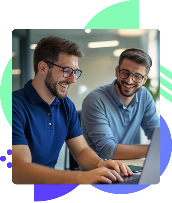 Deux personnes souriantes à leur poste de travail devant leur PC