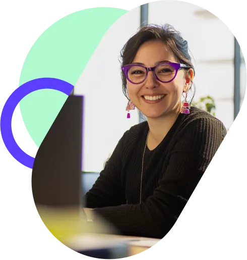 Femme souriante à son bureau